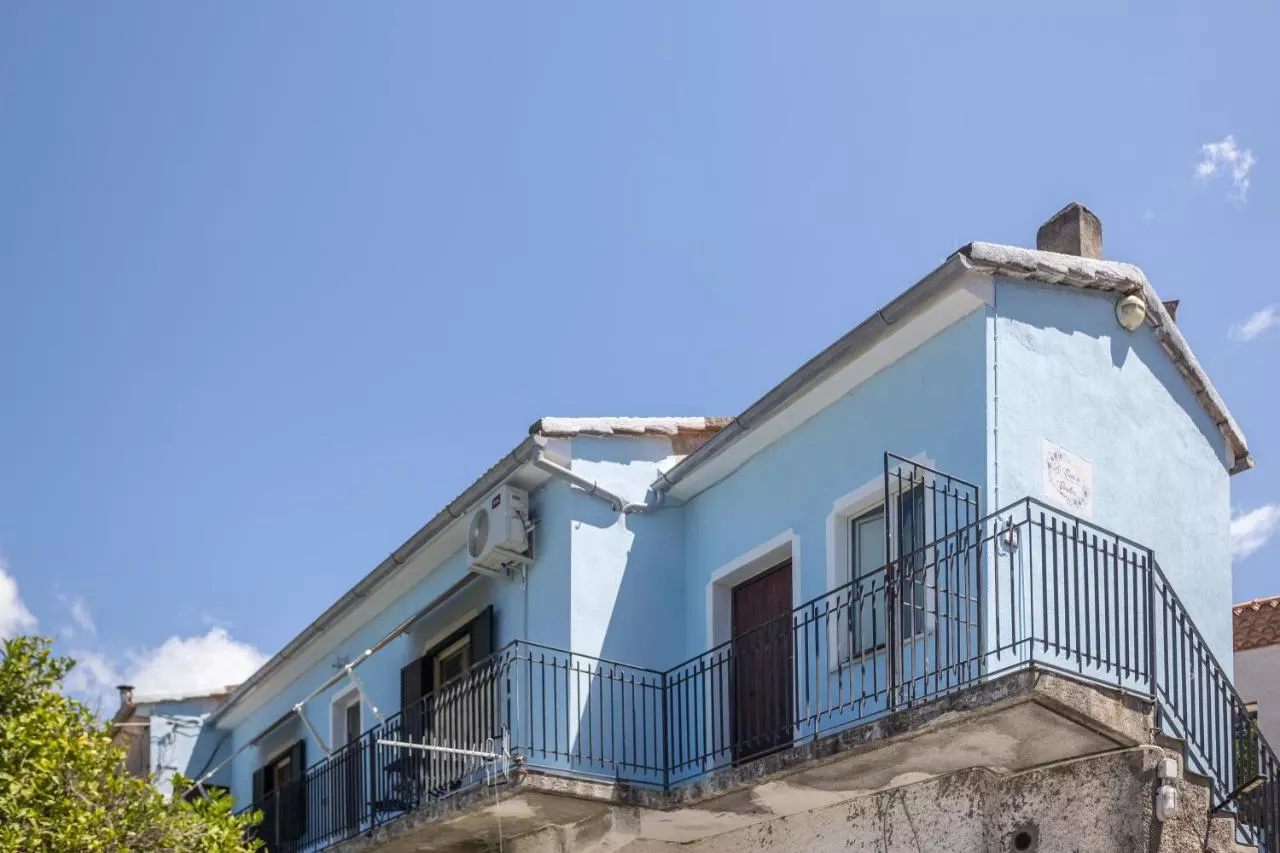 La casa azzurra con il balcone e la scala esterna
