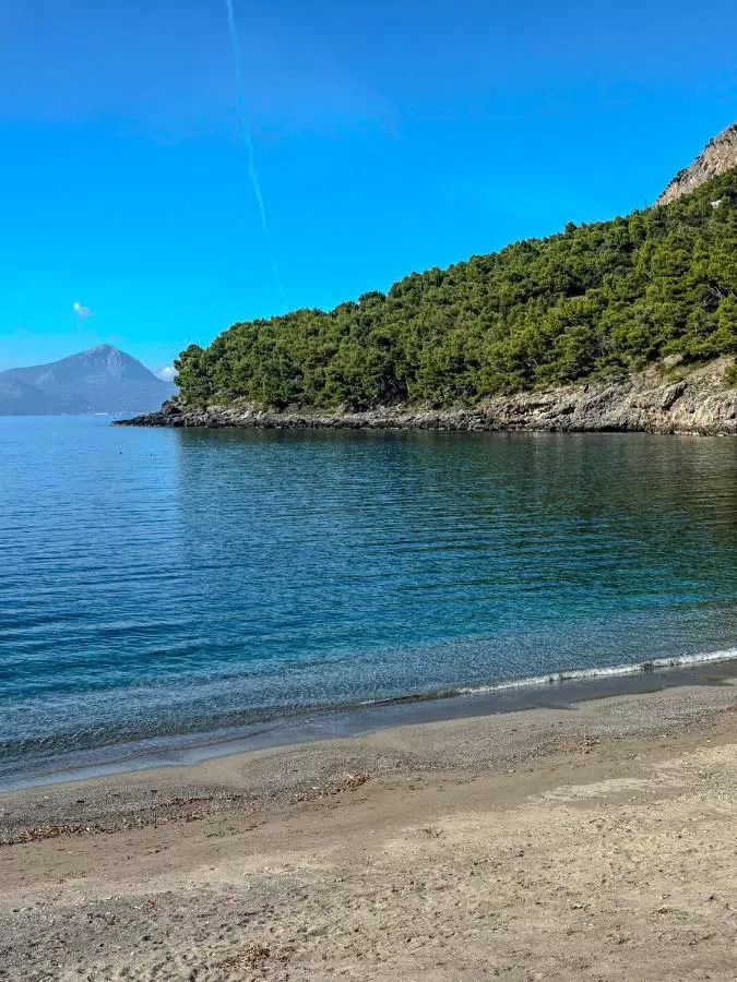 Una spiaggia di Maratea con l'acqua trasparente