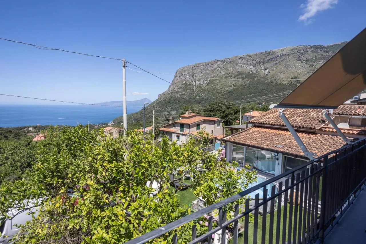 Il golfo e il monte San Biagio dal balcone della Casa di Carolina