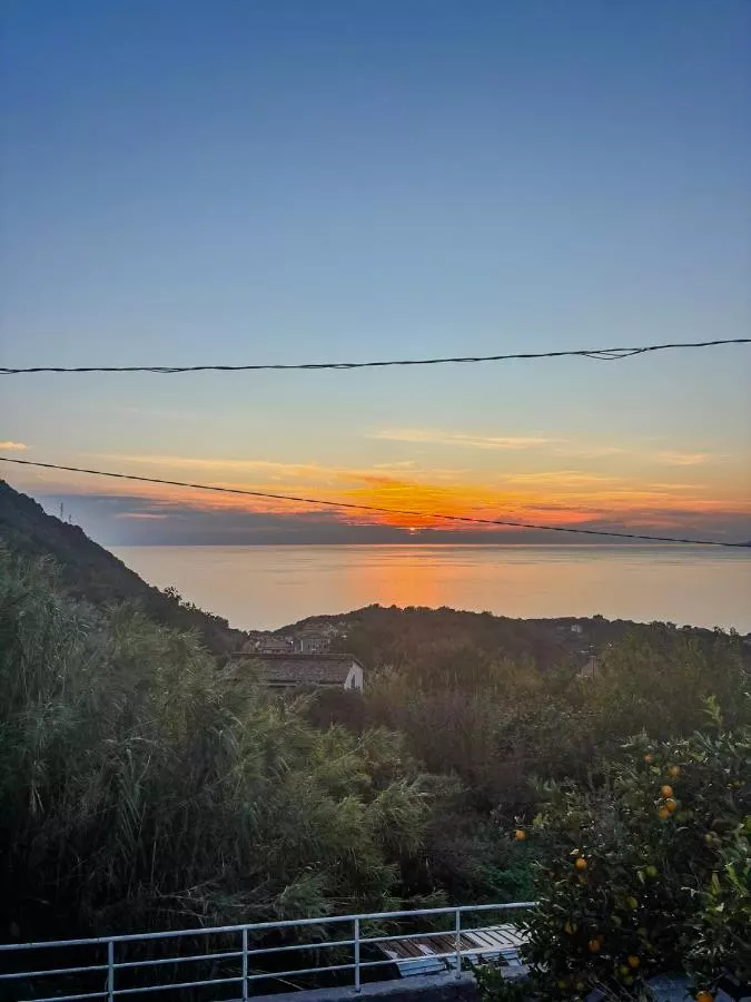 Il tramonto sul golfo dalla casa