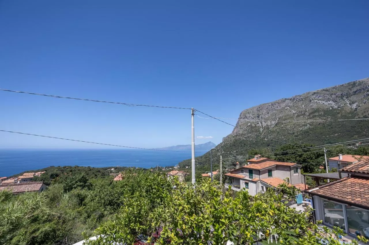 Il golfo e il monte visti dalla Casa di Carolina